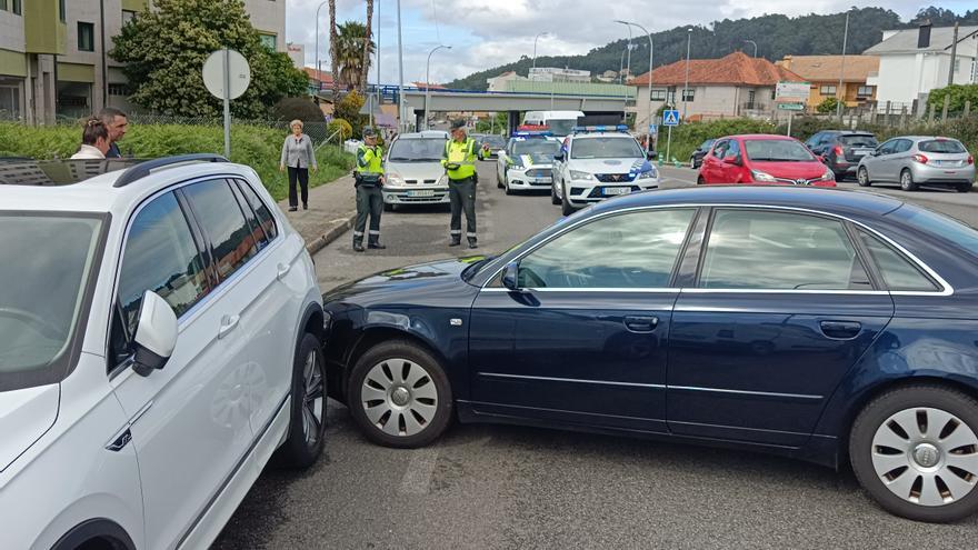 Un coche sin freno de mano cruza una carretera en Chapela y colisiona contra otro estacionado