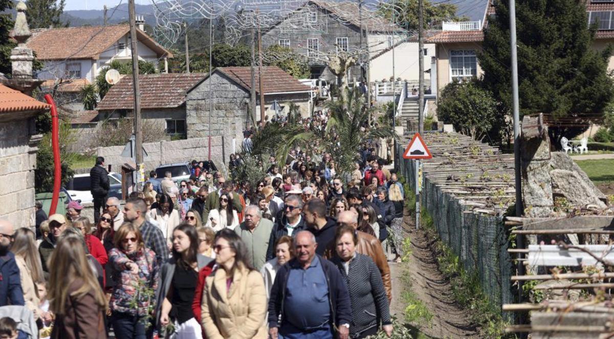 Cientos de personas se dieron cita en Paradela. | NOÉ PARGA