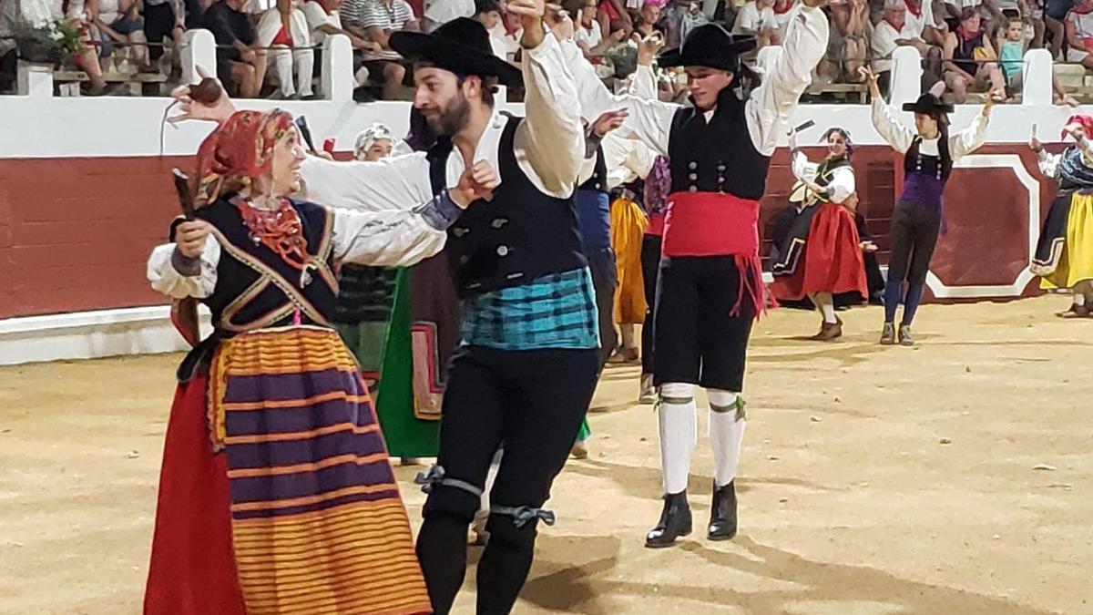 Integrantes de Don Sancho en su actuación en el coso taurino