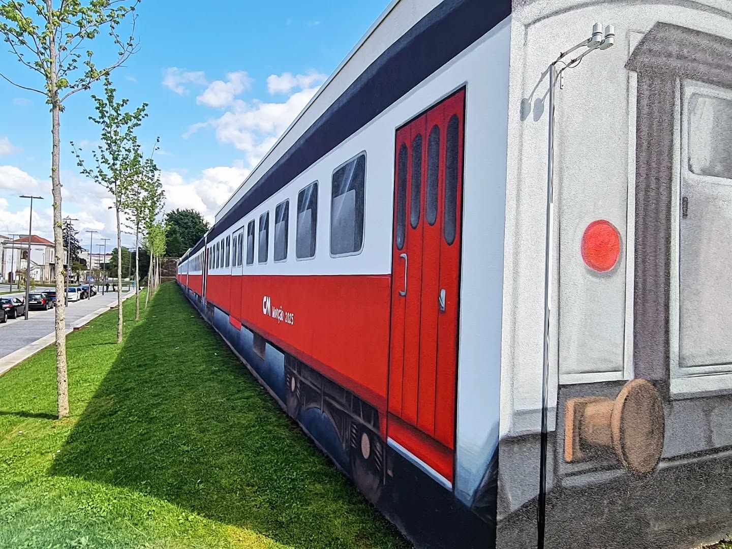 El mural hiperrealista que «devuelve» el tren a Monçao
