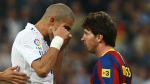 El defensa del Reial Madrid Pepe gesticula a Messi, en el clàssic de l’abril del 2011.