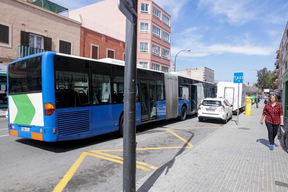 Una decena de heridos al dar un frenazo un bus de la EMT tras cruzarse un coche