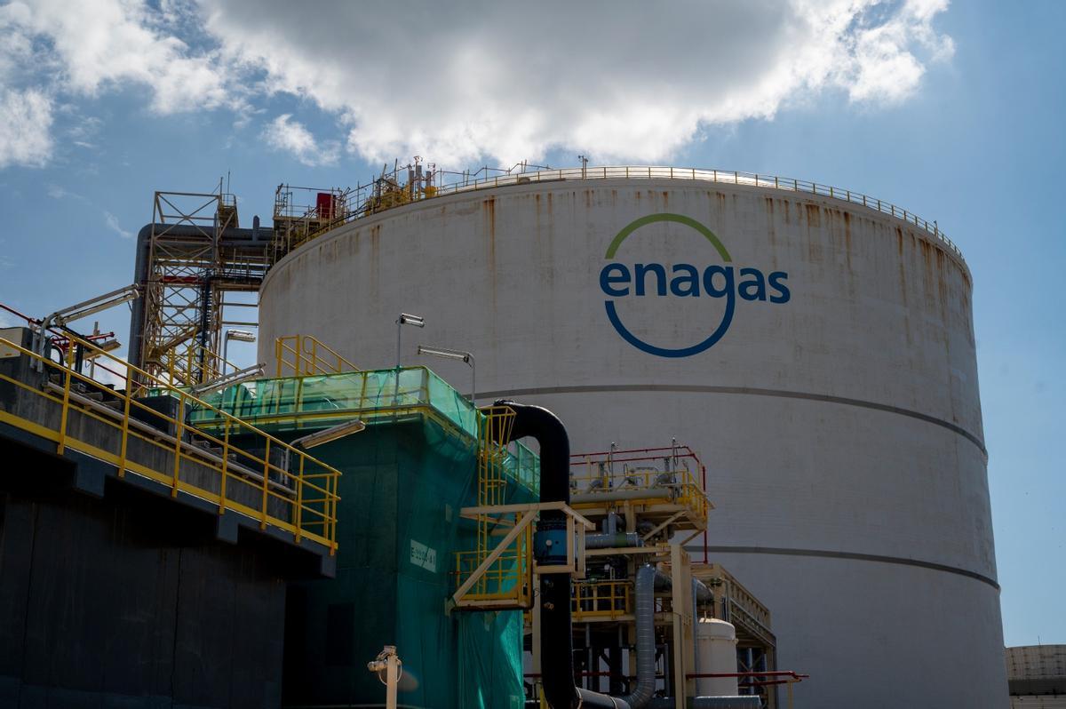 Instalaciones de la empresa gasista Enagas en el Port de Barcelona, en el Moll de lEnergia.