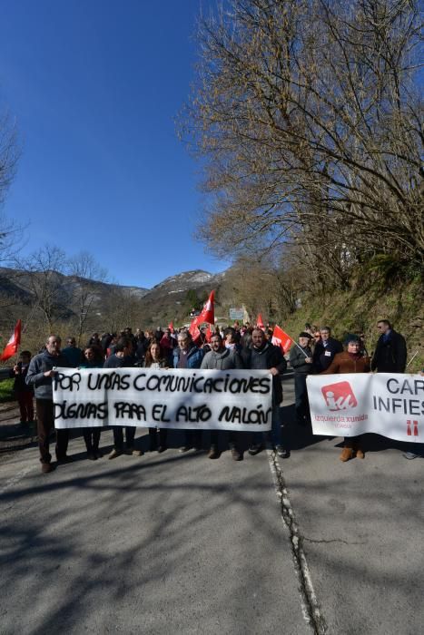 Marcha y corte de carretera en Campo de Caso para reclamar el arreglo de la carretera del puerto de Tarna