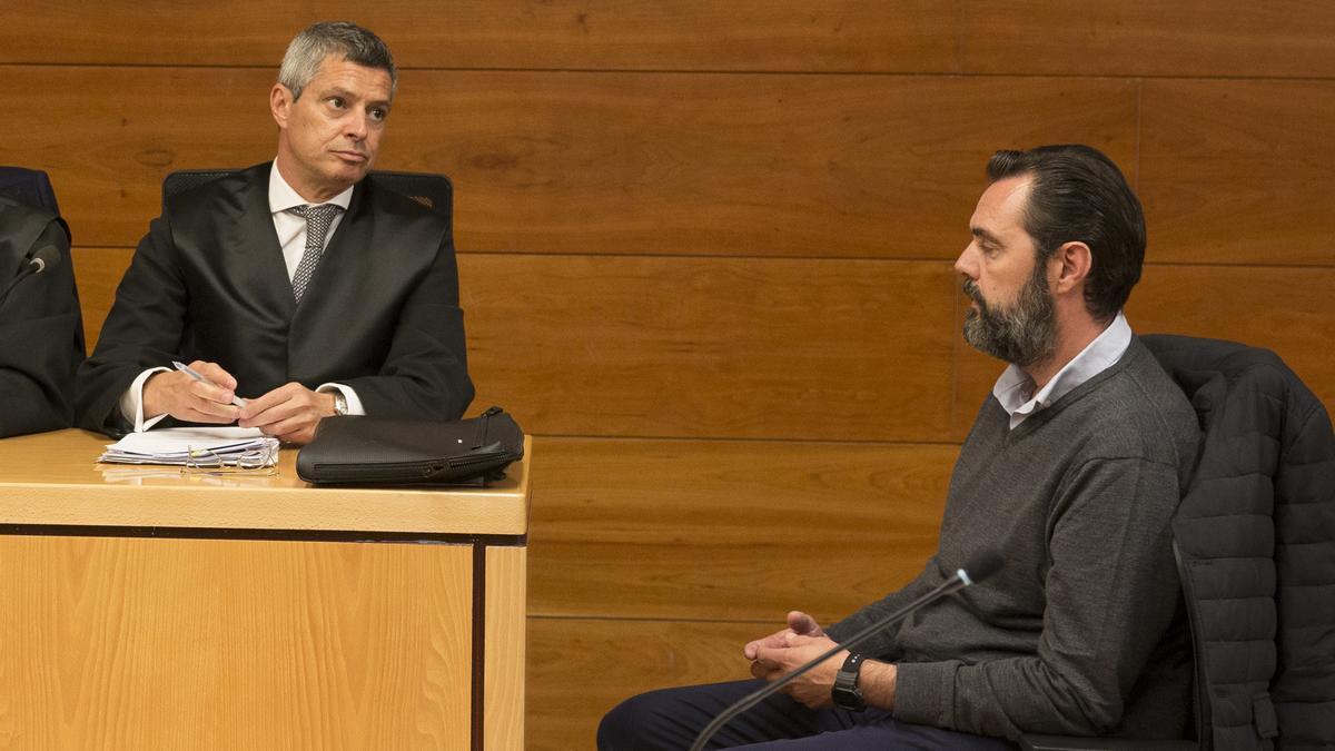 Miguel López (d) junto a su abogado durante una sesión del primer juicio.