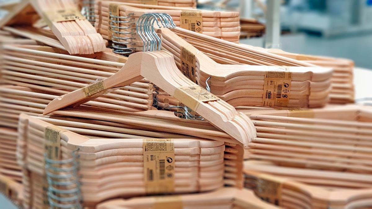 Colas en Ikea para conseguir la percha para secar la ropa que arrasa entre los jóvenes: 