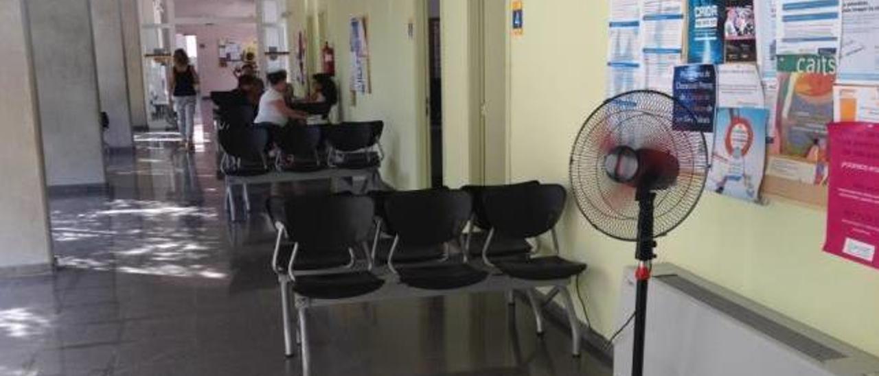 Un pequeño ventilador es el único recurso para resistir el calor en la sala de espera.