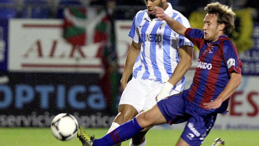 El defensa del Eibar Bingen (d) lucha un balón con el defensa estadounidense del Málaga Oguchi Onyewu (i), durante el partido de octavos de final de la Copa del Rey que ambos equipos han disputado hoy en el estadio de Ipurua de la localidad guipuzcoana de Eibar.