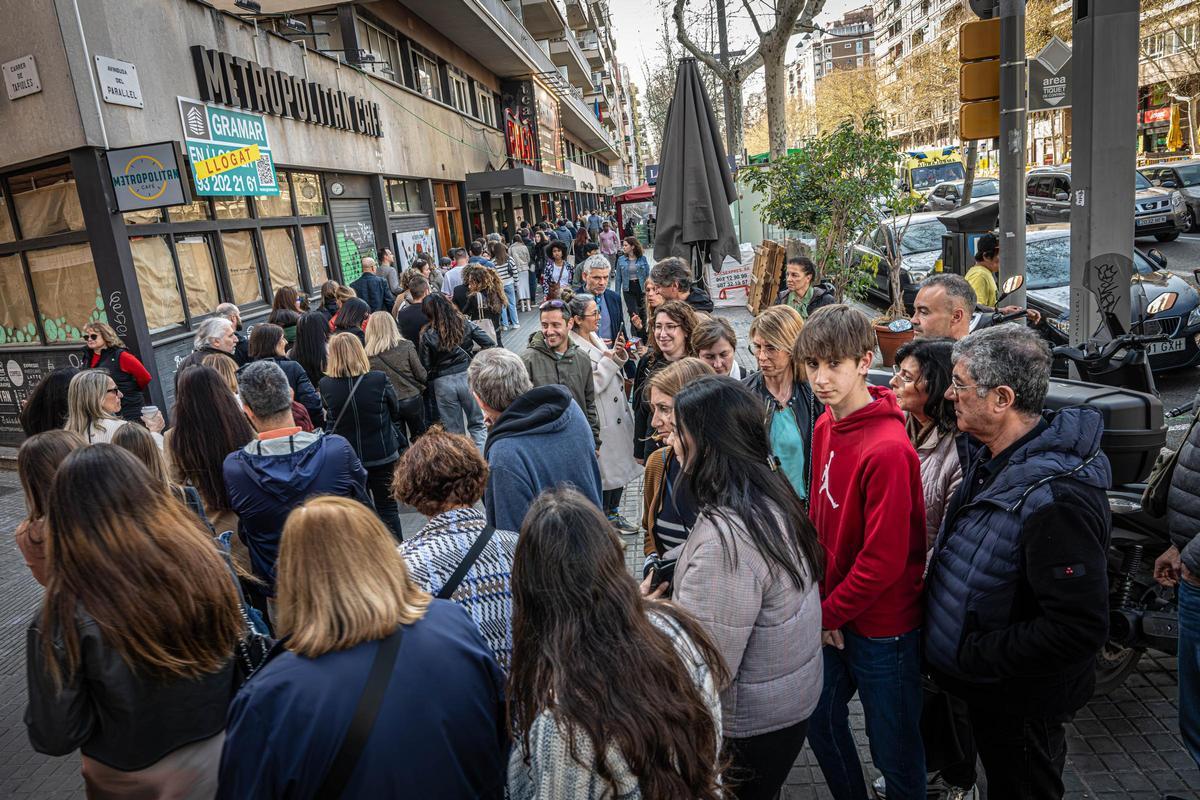 Colas en el Teatre Condal para ver Escape Room 2.