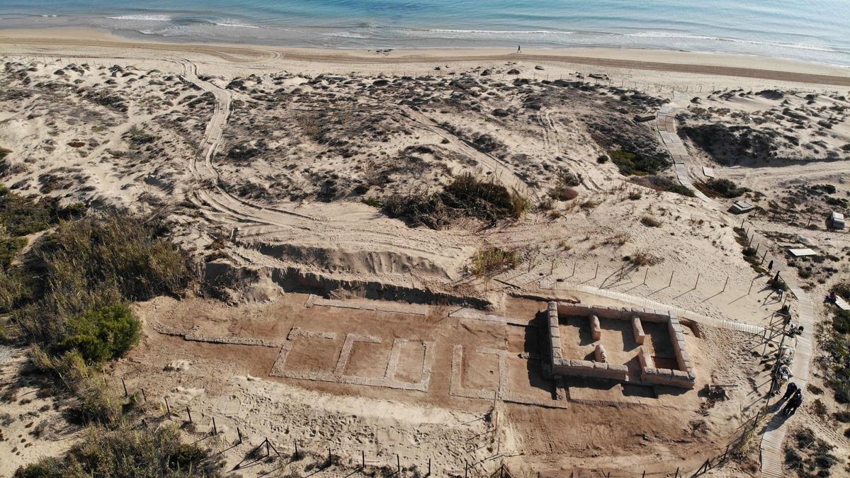 Hallan una villa romana bajo una torre islámica excavada en la playa de Guardamar del Segura (Alicante)