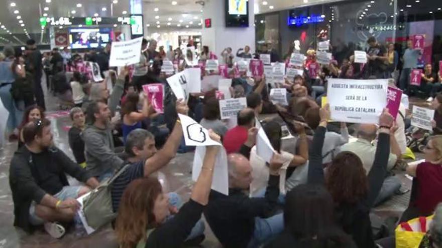 Mossos i Policia Nacional desallotgen el Pícnic per la República del vestíbul de l'estació de Sants