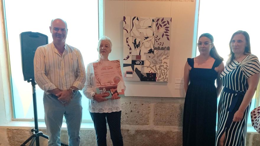 La ganadora, Lidia Rodríguez (con el diploma), junto a su obra y al alcalde de Bueu, Félix Juncal, la concejala de Cultura, Carmen García; y una de las hijas de Otero Baena, Marta Otero.