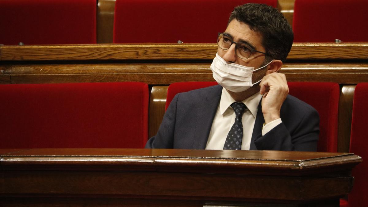 El vicepresident del Govern, Jordi Puigneró, assegut al seu escó del Parlament.