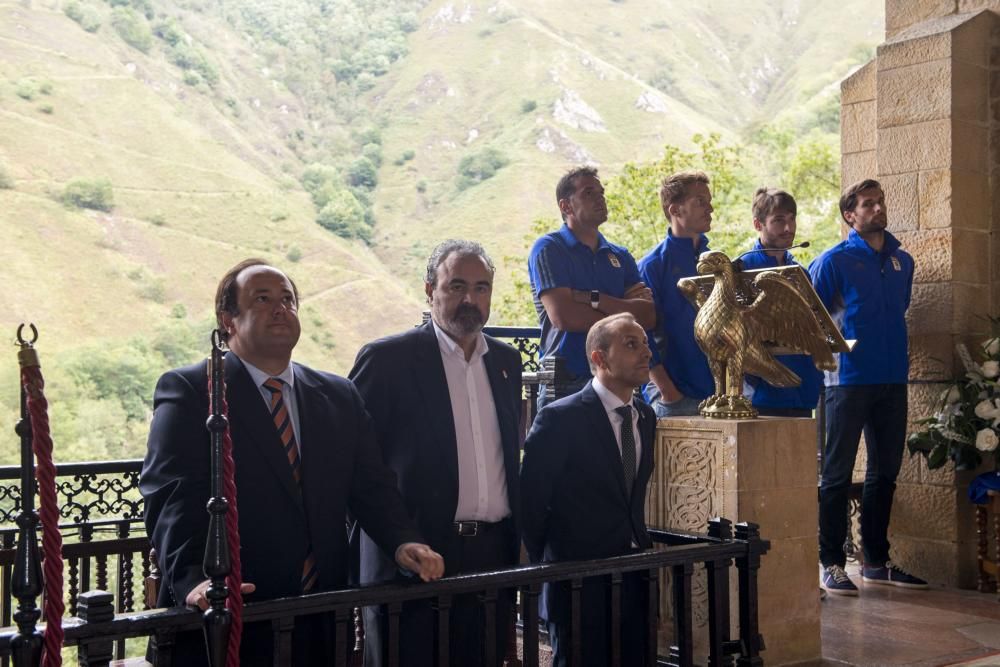 El Real Oviedo realiza la ofrenda floral a la Virgen de Covadonga