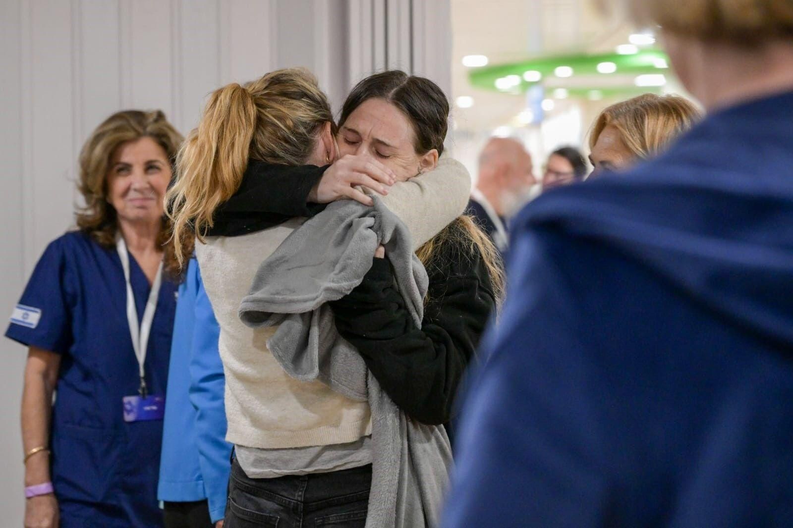HANDOUT - 19 January 2025, Israel, Ramat Gan: Freed Israeli hostage Doron Steinbrecher (3rd L) celebrates with her family at Sheba Medical Center, after her release from Hamas captivity in the Gaza Strip. The first three hostages released by Hamas under the terms of the Gaza ceasefire deal have reached Israeli territory, the Israeli military said on Sunday, hours after the agreement took effect. Photo: Ma'ayan Toaf/GPO/dpa - ACHTUNG: Nur zur redaktionellen Verwendung und nur mit vollständiger Nennung des vorstehenden Credits 19/01/2025 ONLY FOR USE IN SPAIN. Ma'ayan Toaf/GPO/dpa;Unrest, Conflicts and War;war;conflict;politics;family;society;Israeli-Palestinian conflict - Hostages release in Ramat Gan;