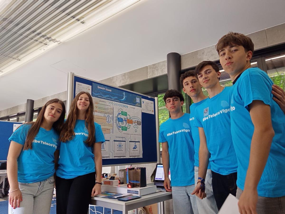 Los alumnos del Sagrada Familia de Aldán que defendieron su proyecto "Smart Edar" en la feria en la Universidad de Vigo.