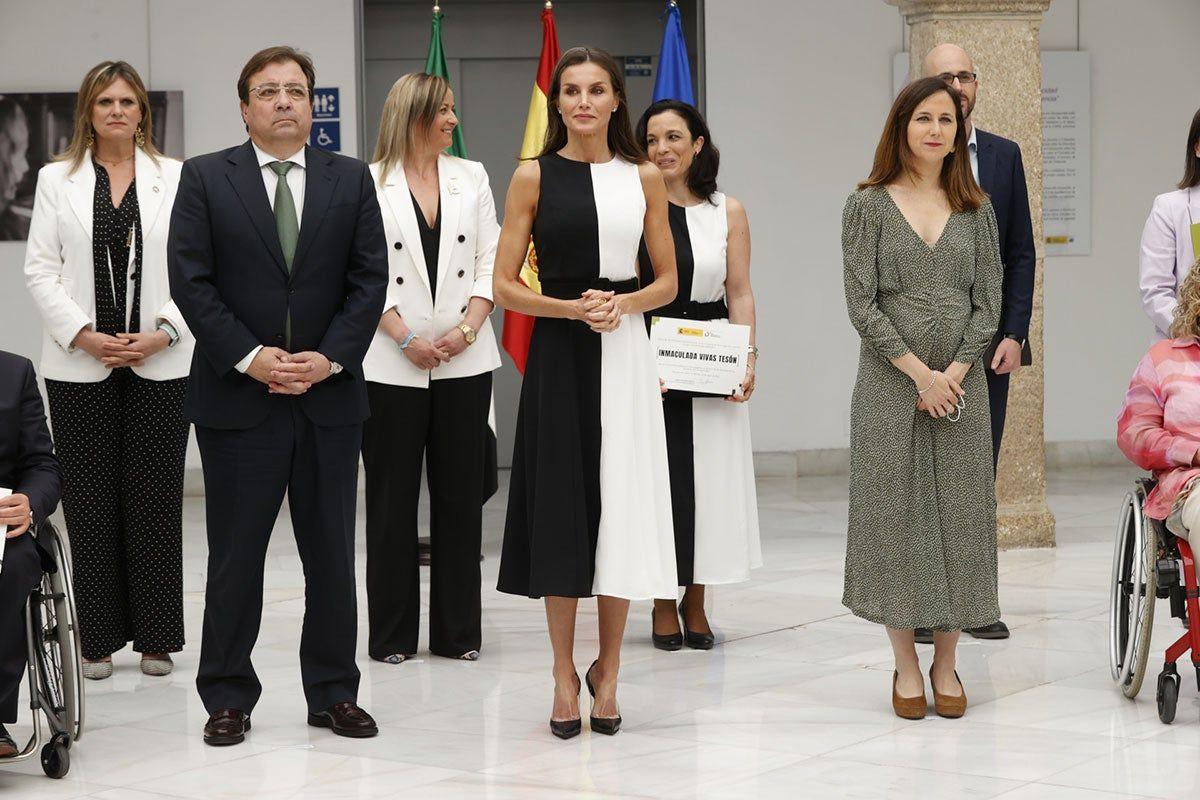 La reina letizia con vestido blanco y negro de mango