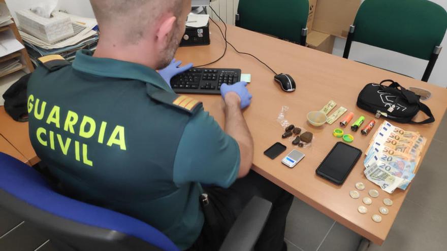 La Guardia Civil detiene a un joven de 18 años con hachís en el peaje de Vilaboa