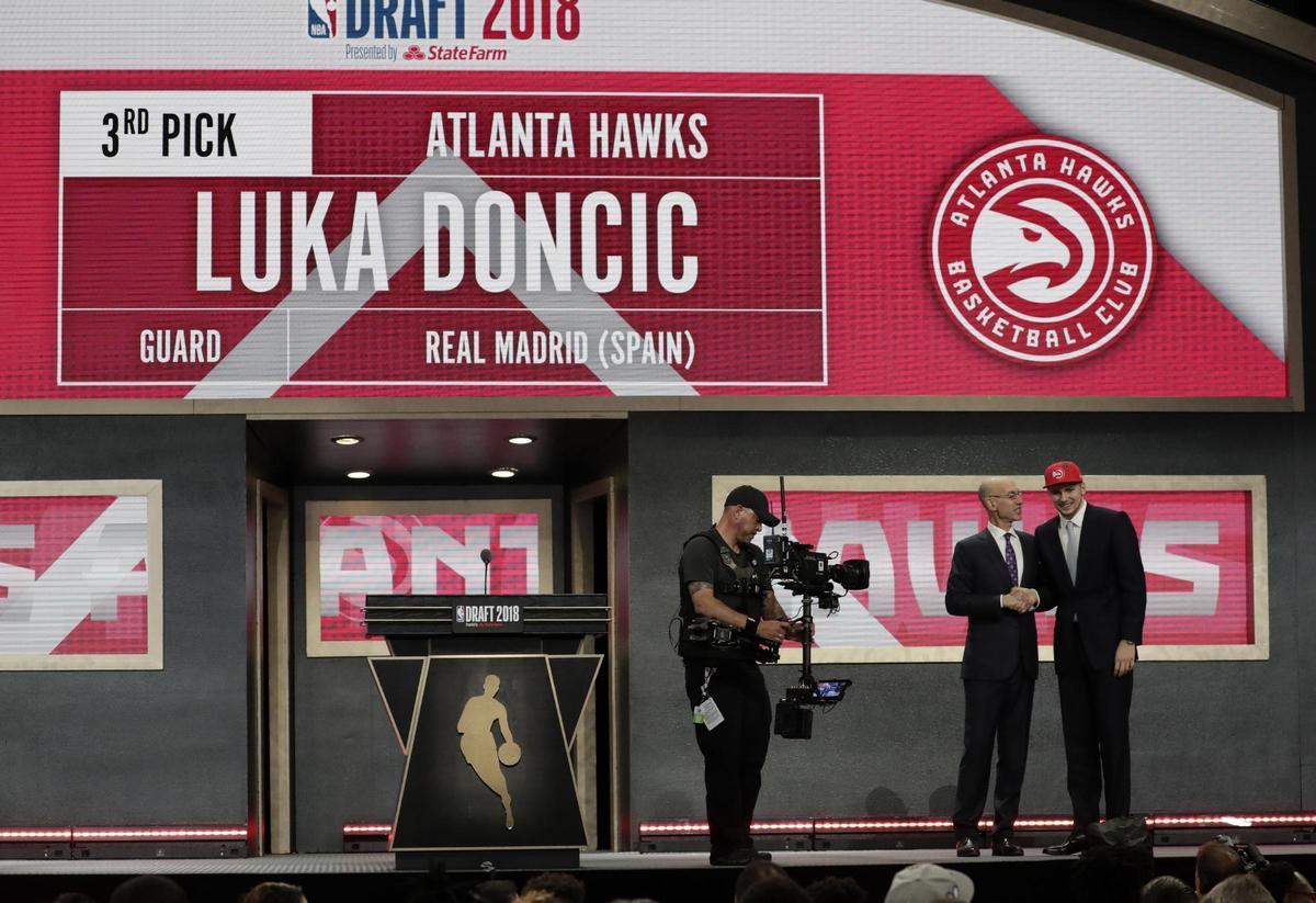 El comisionado Silver saluda a Luka Doncic en su elección del draft de 2018 por Atlanta Hakws