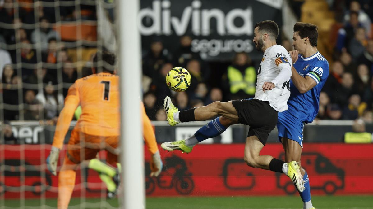 El Real Madrid firma una victoria de mínimos en un Mestalla en llamas