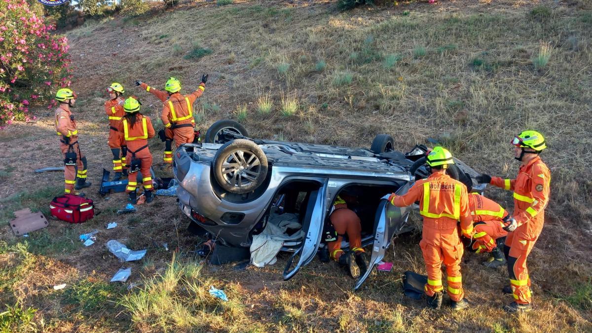 Los bomberos excarcelan a una persona tras un accidente en Rotglà i Corberà