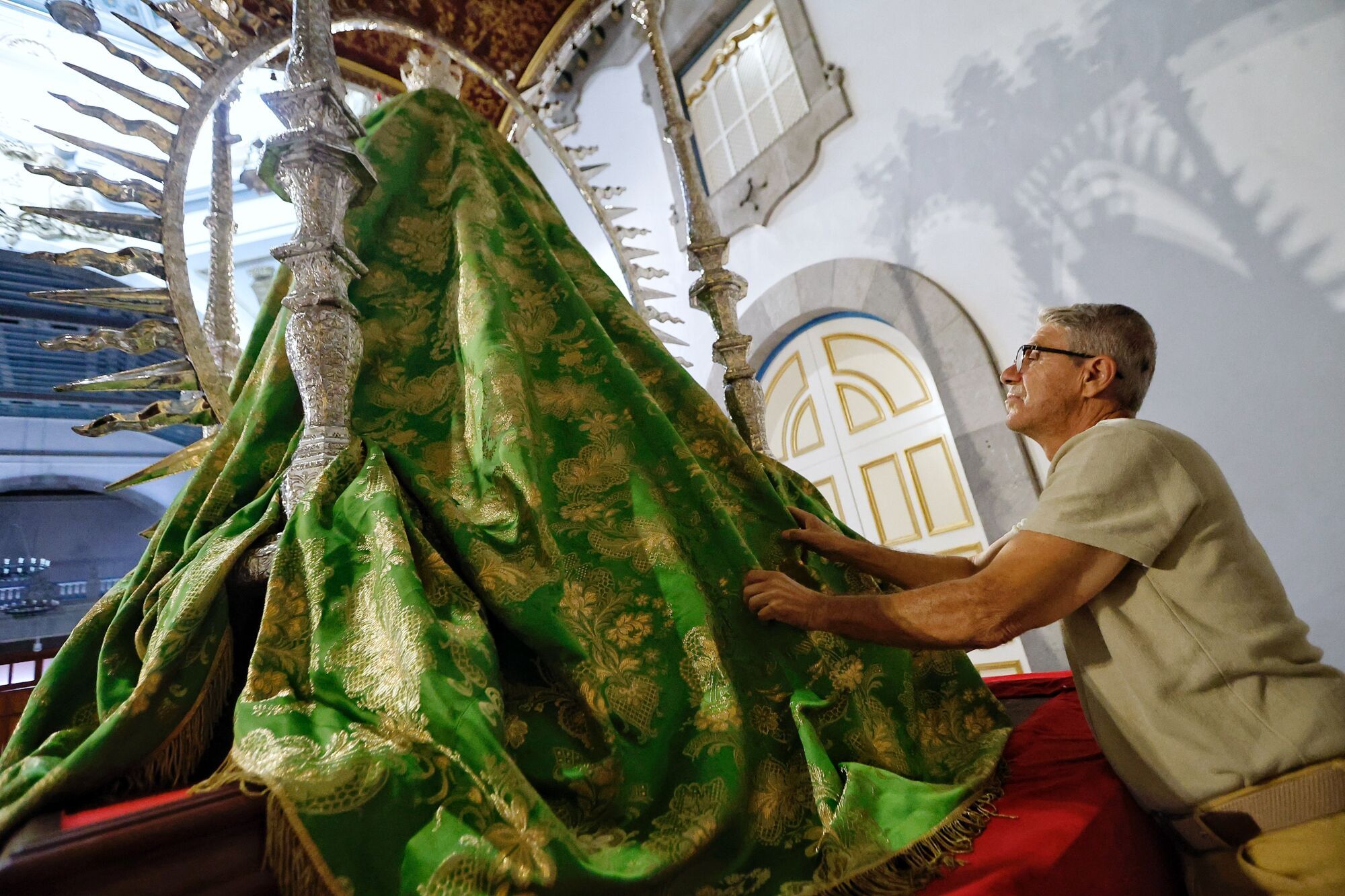 Jaime Estévez se encarga de la preparación de la Virgen de Candelaria para su visita a Santa Cruz