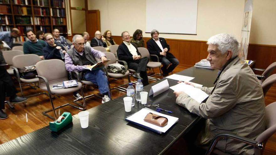 Pelayo Pérez, a la derecha, lee la conferencia escrita por Alberto Hidalgo sobre Alberto Cardín, ayer, en el Congreso &quot;Filosofía en Asturias. La escuela materialista de Oviedo&quot;.
