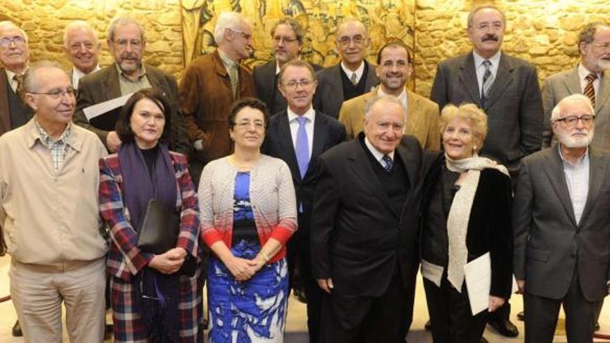 Só dezáseis académicos pousaron na foto de &quot;familia&quot;. De esquerda á dereita, dende a fila superior: Xosé Neira Vilas; Francisco Díaz-Fierros; Salvador García-Bodaño; Víctor Freixanes; Manuel Rivas, Ramón Lorenzo, Ramón Villares, Xesús Ferro Ruibal, Manuel González, Henrique Monteagudo, Andrés Torres Queiruga, Margarita Ledo, Rosario Álvarez, Xesús Alonso Montero, Luz Pozo e Xosé Fernández Ferreiro.  / c. pardellas