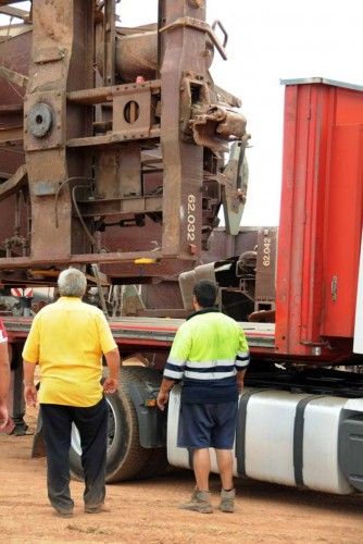 Treballs de retirada del tren descarrilat