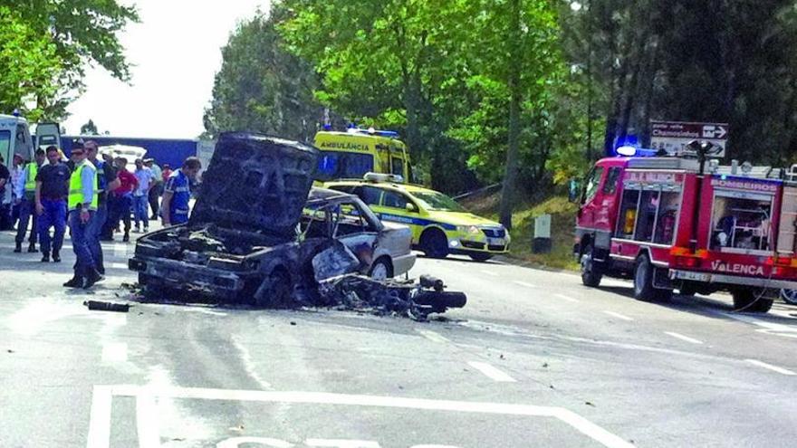 Estado en el que quedaron el turismo y la moto tras el brutal choque en Valença.  // Márcio Silva/Jornal de Noticias