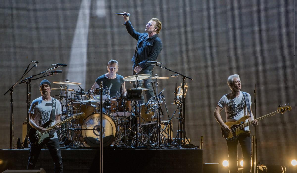 U2 en el Estadi Olimpic en la gira  The Joshua Tree