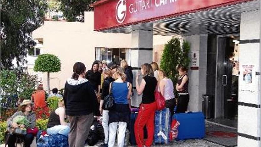Turistes davant d&#039;un dels establiments del Grup Guitart a Lloret de Mar.