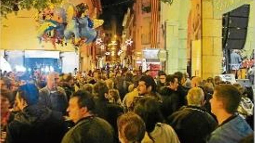 Un carrer de Santa Coloma ple de visitants durant la Festa de la Ratafia.