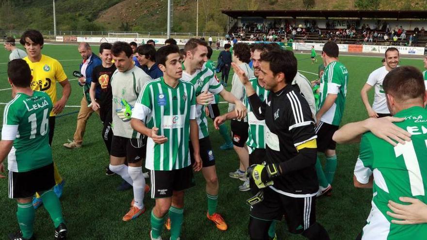 Los jugadores del Lenense celebran el ascenso.