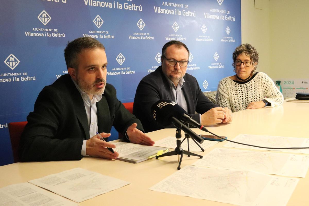 Los tenientes de Alcaldía Gerard Llobet y Iolanda Sánchez junto con el alcade Juan Luis Ruiz en la presentación del nuevo POUM de Vilanova