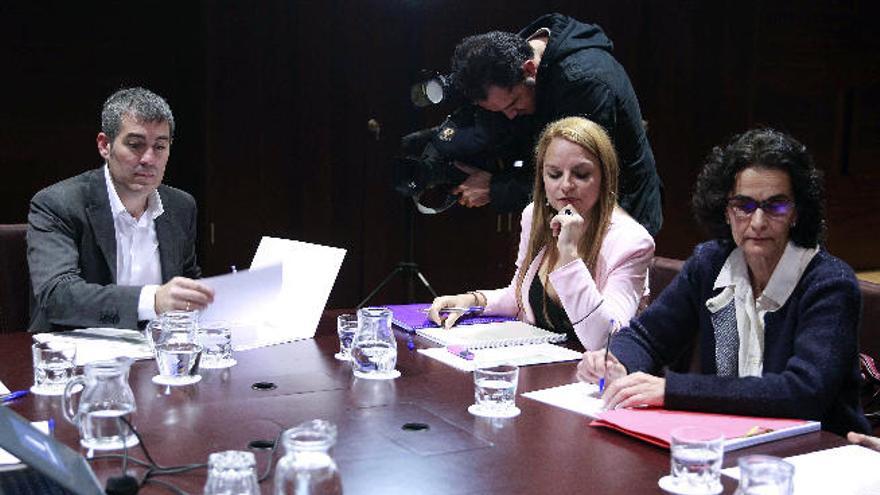 El presidente Fernando Clavijo con la portavoz de Podemos, Noemí Santana, en la reunión para analizar la Ley del Suelo.