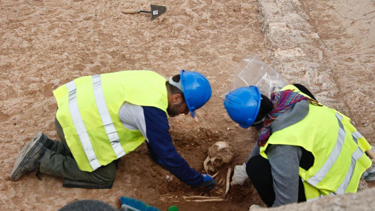 Dos técnicos trabajando en una de las tumbas.