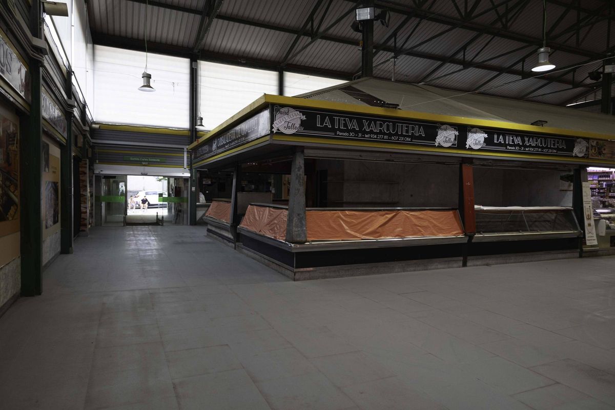 Puestos sin actividad en el mercado de Canyelles, en Barcelona.