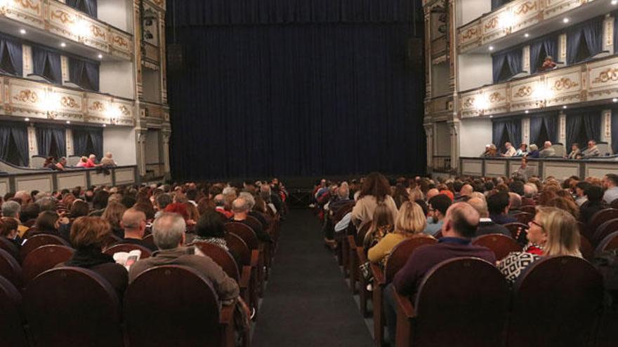 El público sentado en el Teatro Cervantes, dispuesto a ver la obra de Els Joglars.
