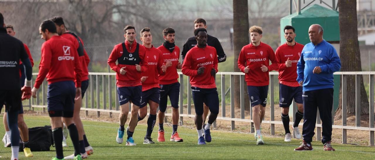 Los titulares del Córdoba CF realizan carrera continua durante el entrenamiento de este lunes en la Ciudad Deportiva.