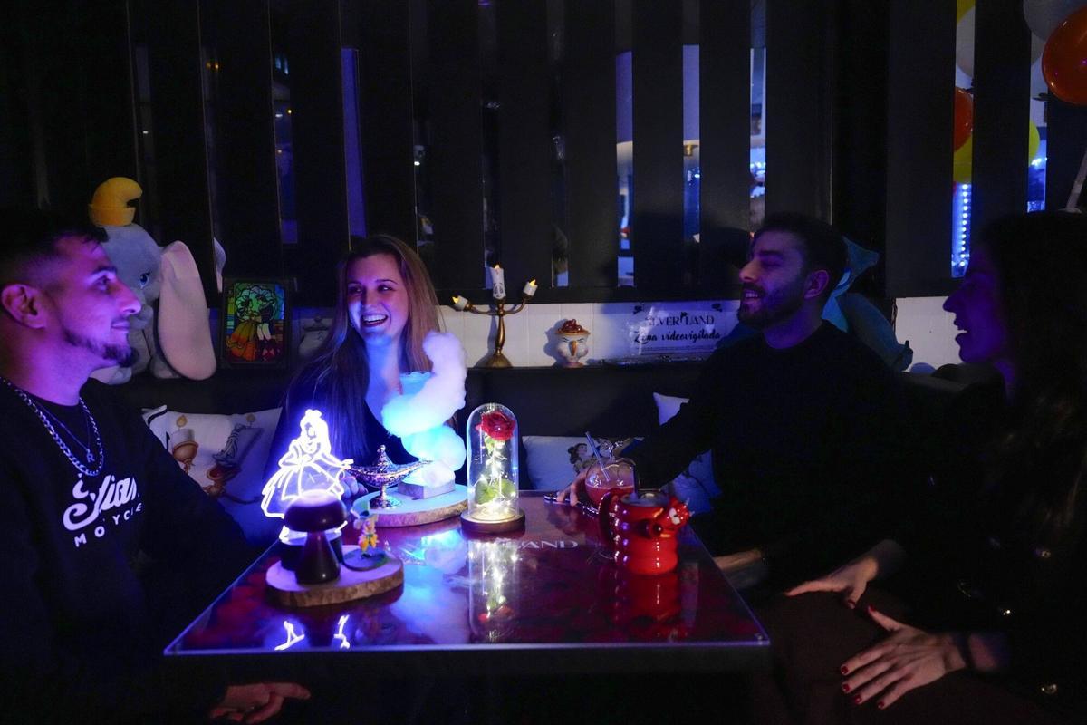 Barcelona 19/02/2026 NEVERLAND : coctelería ambientada en Disney Fotografía de Ferran Nadeu