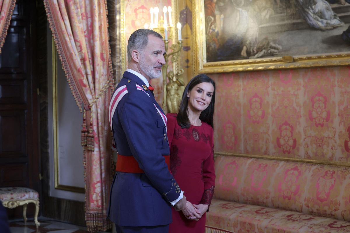 El Rey Felipe VI y la Reina Letizia (D) asisten a las celebraciones del Día de la Epifanía (Pascua Militar) en el Palacio Real de Madrid.