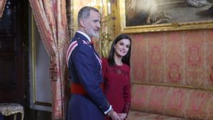 El Rey Felipe VI y la Reina Letizia (D) asisten a las celebraciones del Día de la Epifanía (Pascua Militar) en el Palacio Real de Madrid.