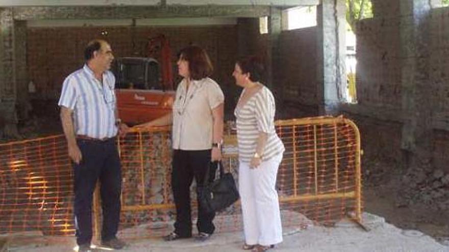 Las ediles Loreto Forner y Rosa Poveda en el Manuel Antón.