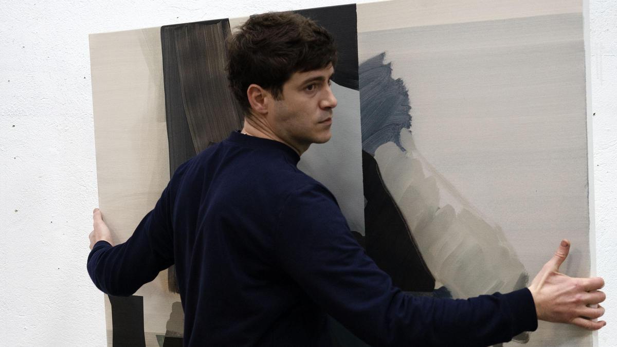 El artista castellonense durante el montaje de la exposición 'Dos pasos, o tres meses'.