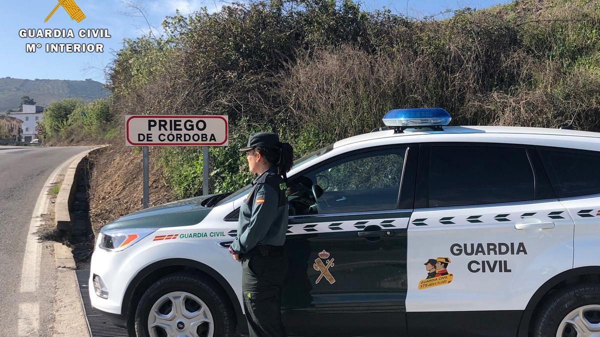 Una patrulla de la Guardia Civil a la entrada de Priego de Córdoba.