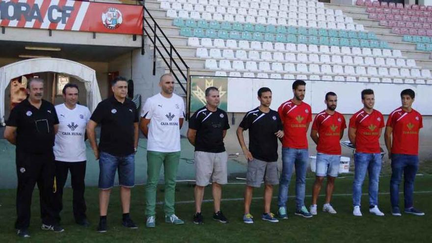 Los entrenadores de porteros y preparadores físicos posan junto a los responsables del proyecto