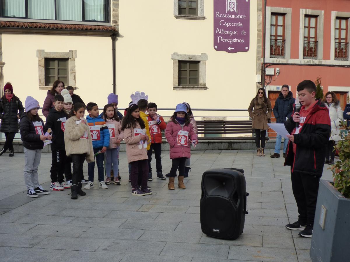 Azahel Jaquete en la lectura del manifiesto sobre la paz.