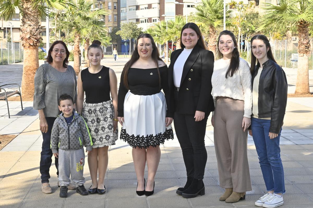 Luna Robes, con la madrina y miembros de la comisión.