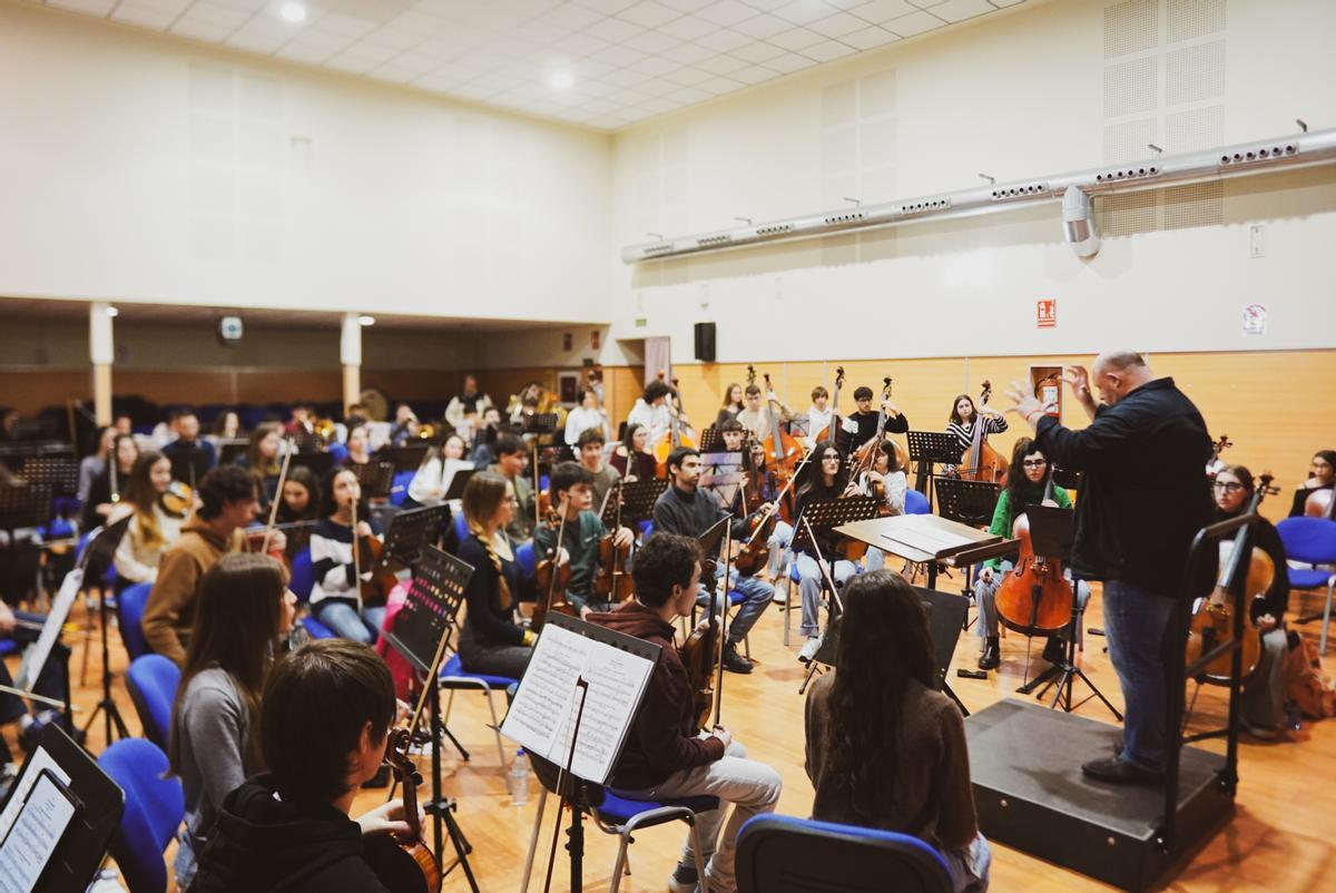 L'orquestra, durant l'encontre pedagògic previ a la gira.